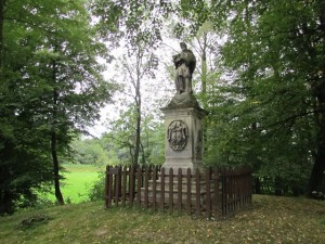 W pobliżu dawnej fosy, u południowych podnóży wzgórza zamkowego (w zasadzie pagórka raczej...), wśród drzew stoi ufundowana przez hr. Macieja Lanckorońskiego i jego żony Anny z ks. Jabłonowskich - figura św. Jana Nepomucena, datująca się na rok 1775.